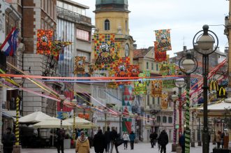 Korzo ukrašen zastavama i vrpcama uoči Riječkog karnevala