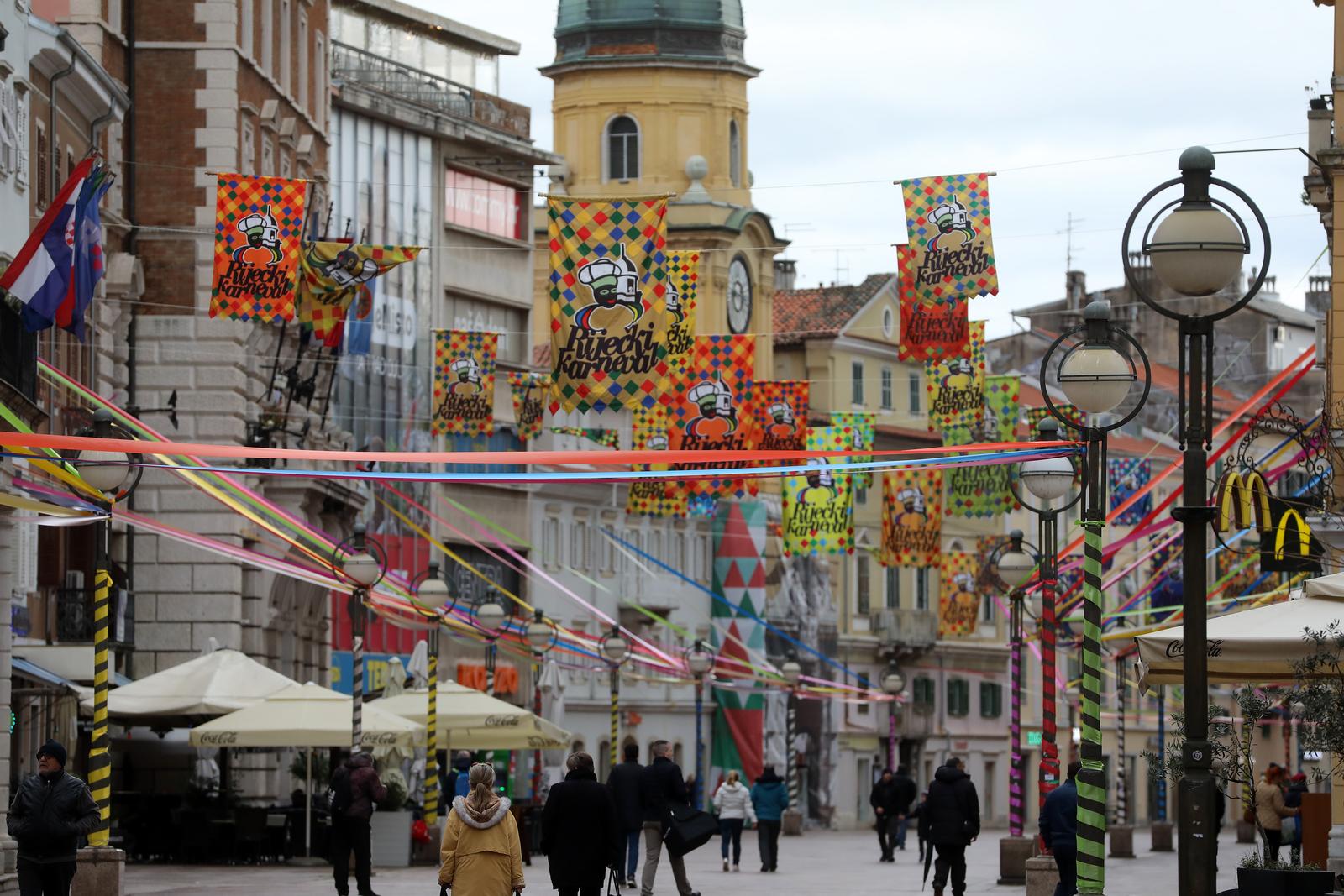 Korzo ukrašen zastavama i vrpcama uoči Riječkog karnevala Korzo ukrašen zastavama i vrpcama uoči Riječkog karnevala
