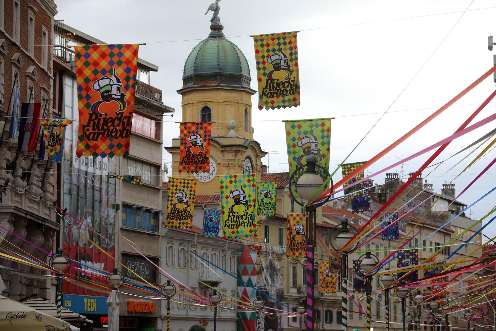 Korzo ukrašen zastavama i vrpcama uoči Riječkog karnevala Korzo ukrašen zastavama i vrpcama uoči Riječkog karnevala