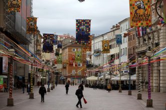 Korzo ukrašen zastavama i vrpcama uoči Riječkog karnevala