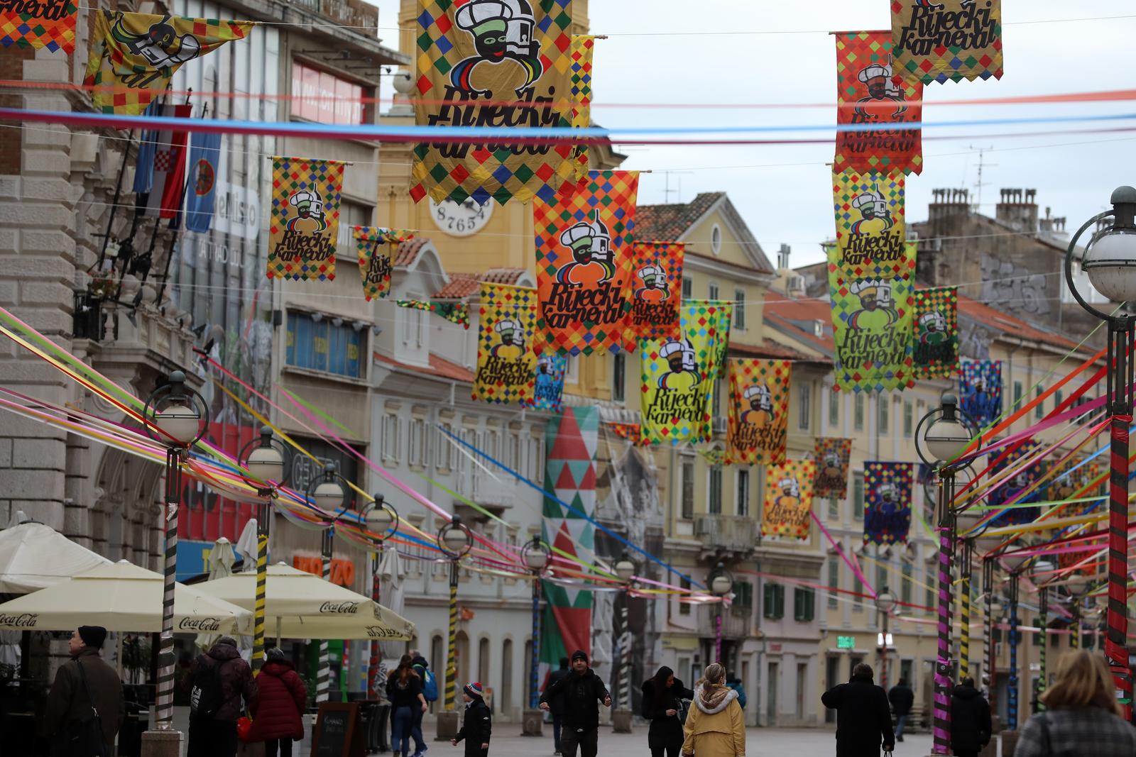 Korzo ukrašen zastavama i vrpcama uoči Riječkog karnevala Korzo ukrašen zastavama i vrpcama uoči Riječkog karnevala