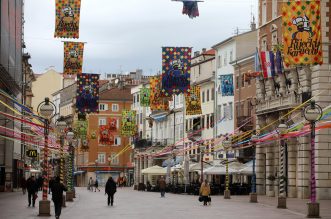 Korzo ukrašen zastavama i vrpcama uoči Riječkog karnevala