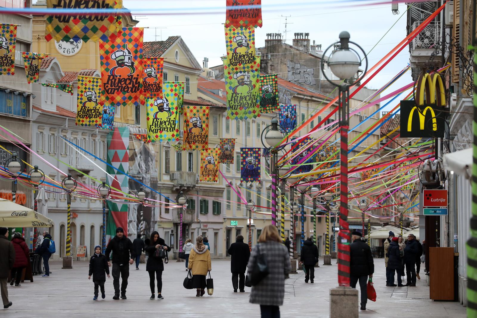 Korzo ukrašen zastavama i vrpcama uoči Riječkog karnevala Korzo ukrašen zastavama i vrpcama uoči Riječkog karnevala