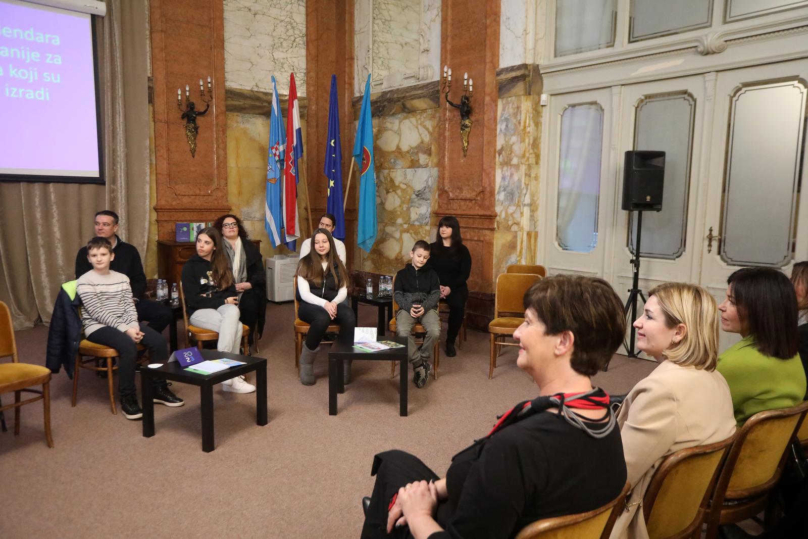 Rijeka: Predstavljen kalendar Primorsko-goranske županije s likovnim radovima osnovnoškolaca Rijeka: Predstavljen kalendar Primorsko-goranske županije s likovnim radovima osnovnoškolaca