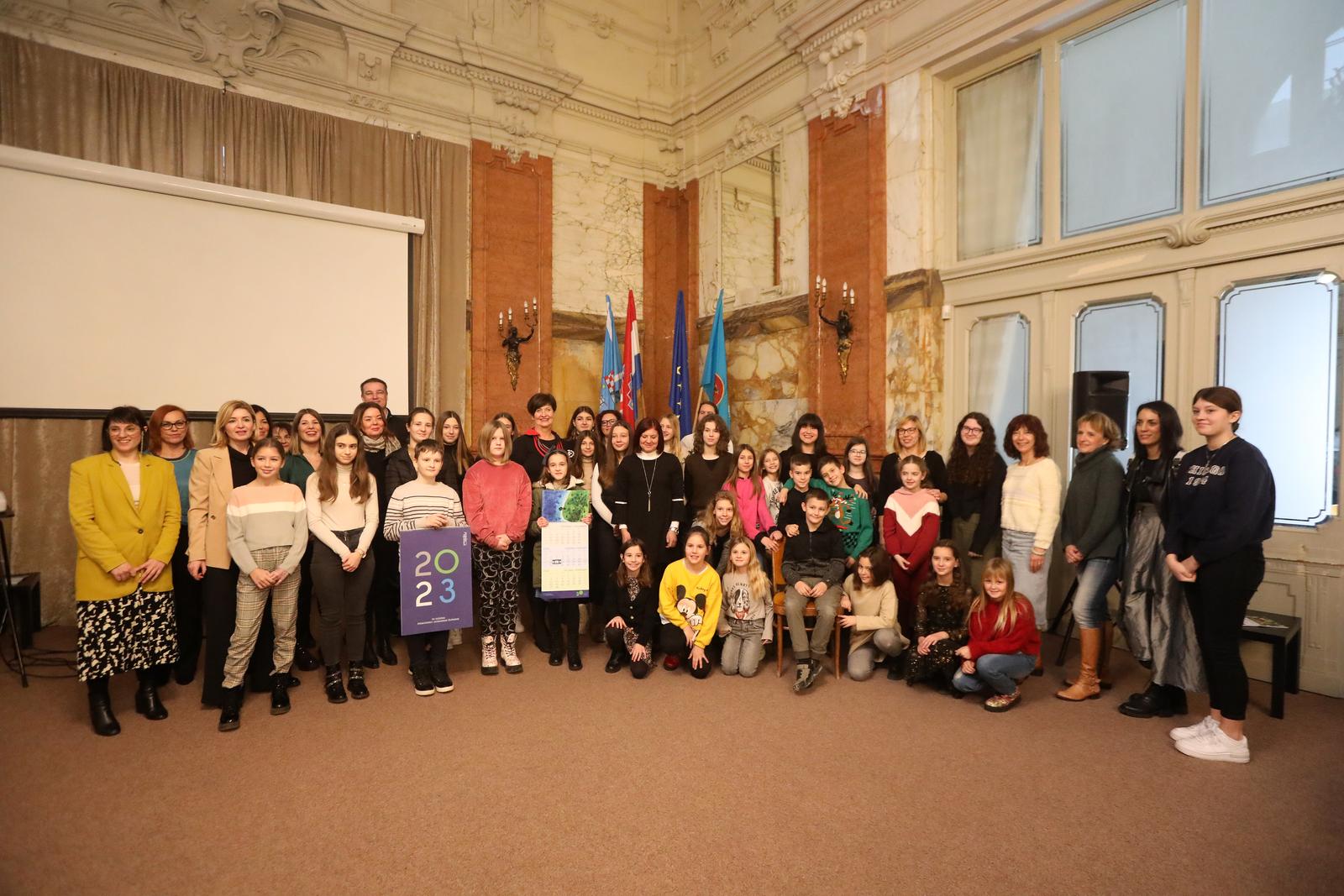 Rijeka: Predstavljen kalendar Primorsko-goranske županije s likovnim radovima osnovnoškolaca Rijeka: Predstavljen kalendar Primorsko-goranske županije s likovnim radovima osnovnoškolaca