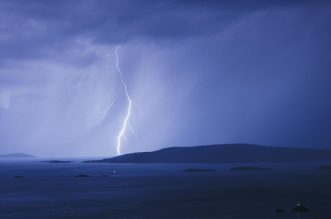 Pogled iz okolice Trogira na grmljavinsko nevrijeme oko Drvenika Velog