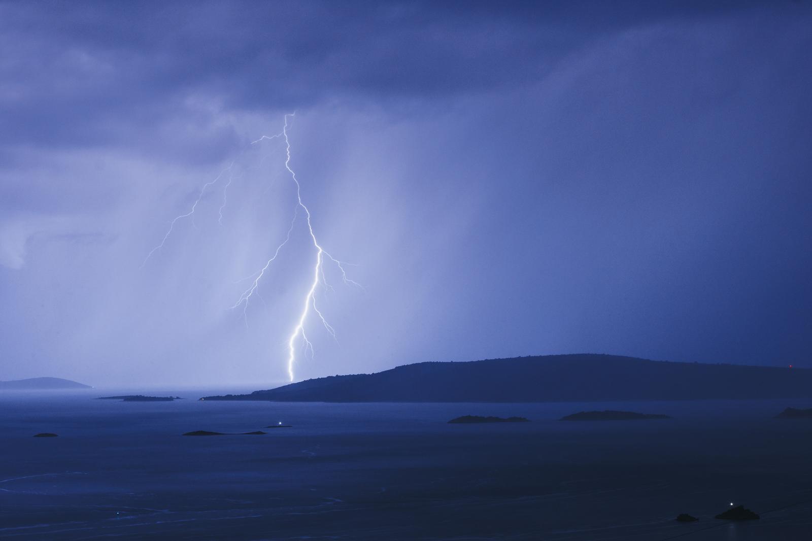 Pogled iz okolice Trogira na grmljavinsko nevrijeme oko Drvenika Velog