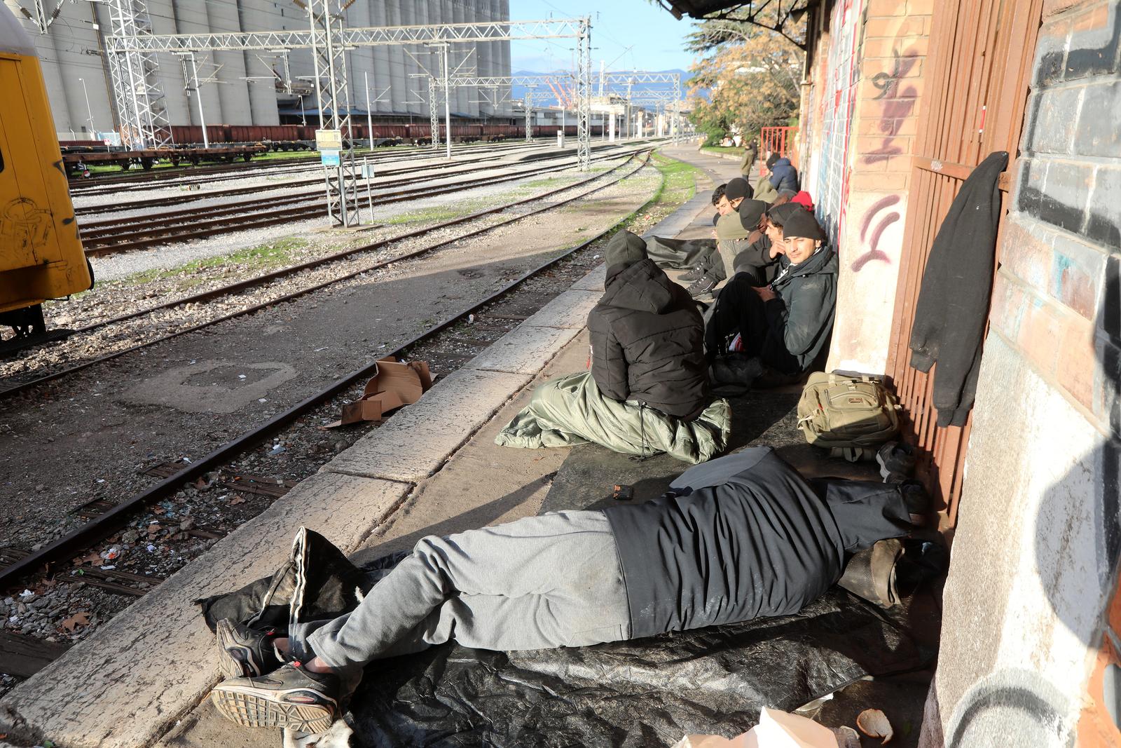 Željeznički kolodvor u Rijeci i dalje pun migranata