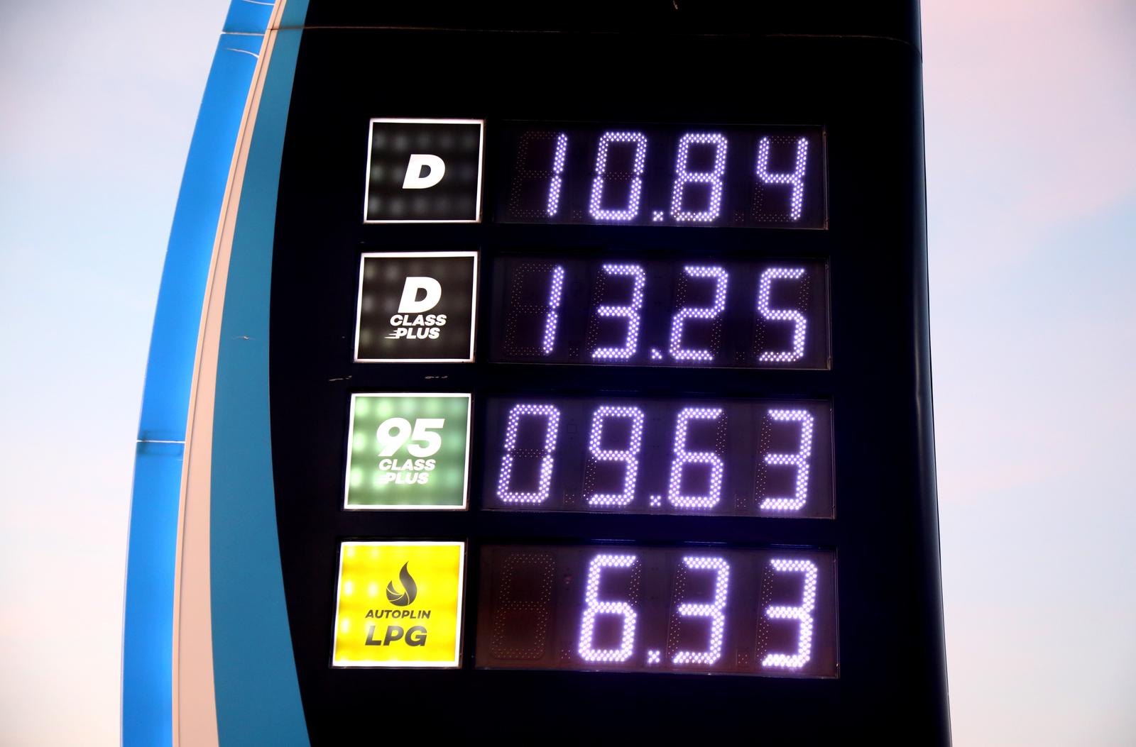 Gorivo od danas drastično jeftinije, litra benzina manje od 10 kuna