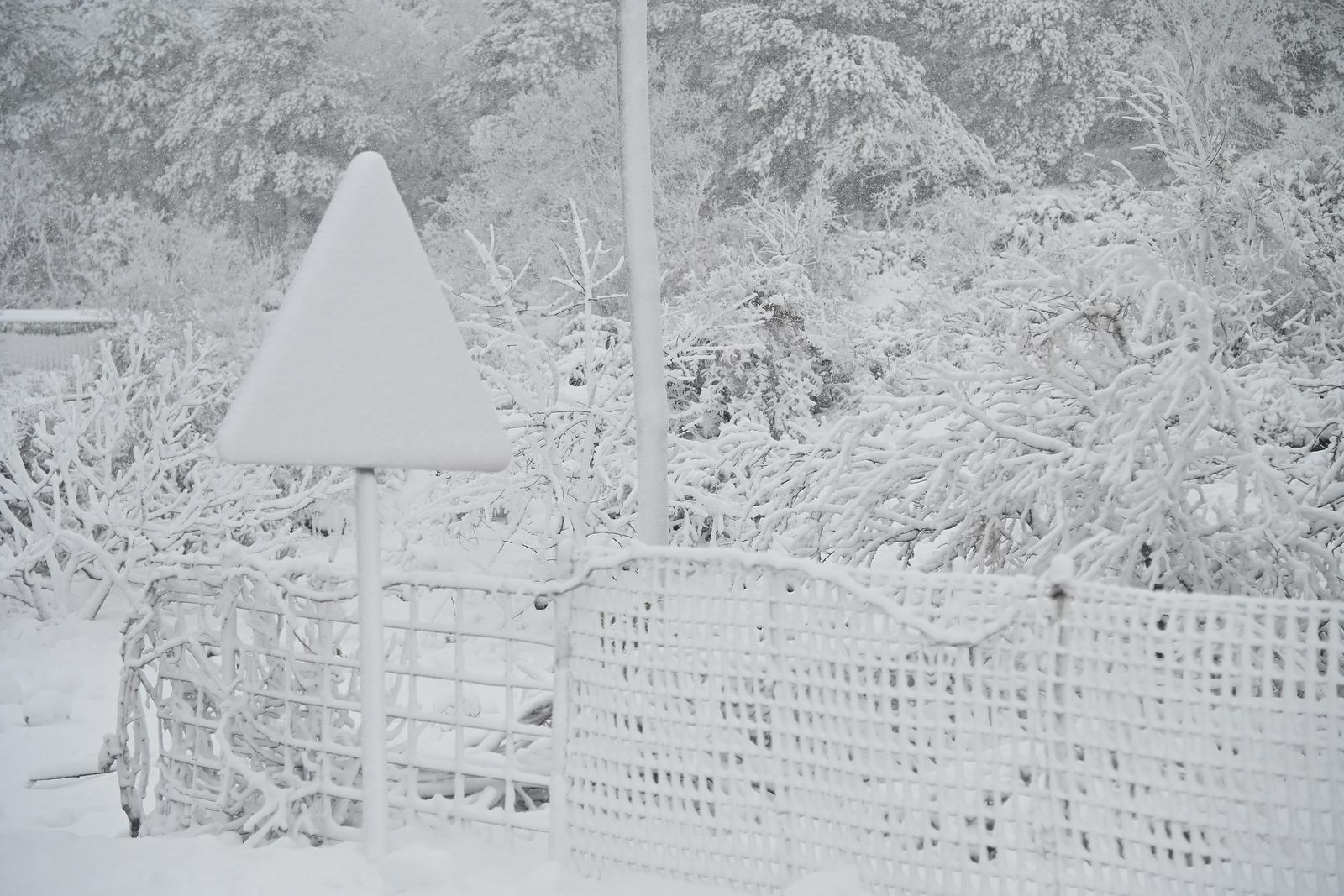 Kolaps zbog snijega i leda kod Brela Kolaps zbog snijega i leda kod Brela