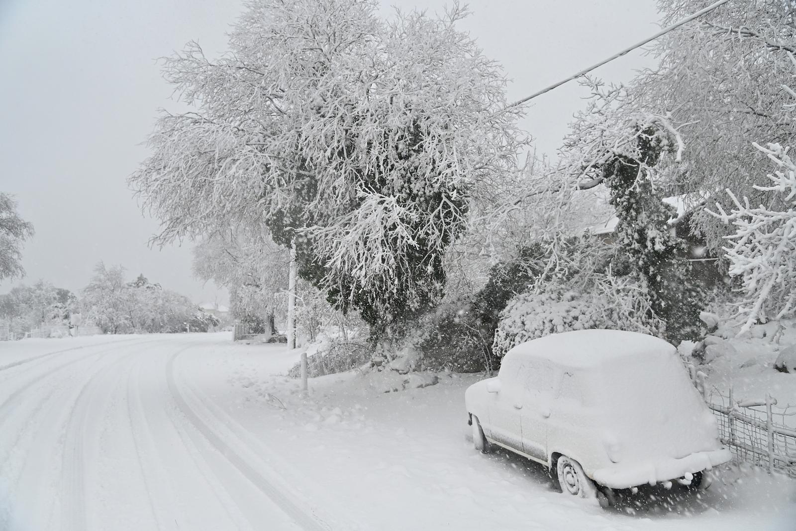 Kolaps zbog snijega i leda kod Brela Kolaps zbog snijega i leda kod Brela
