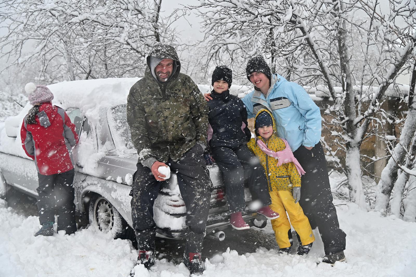 Kolaps zbog snijega i leda kod Brela Kolaps zbog snijega i leda kod Brela