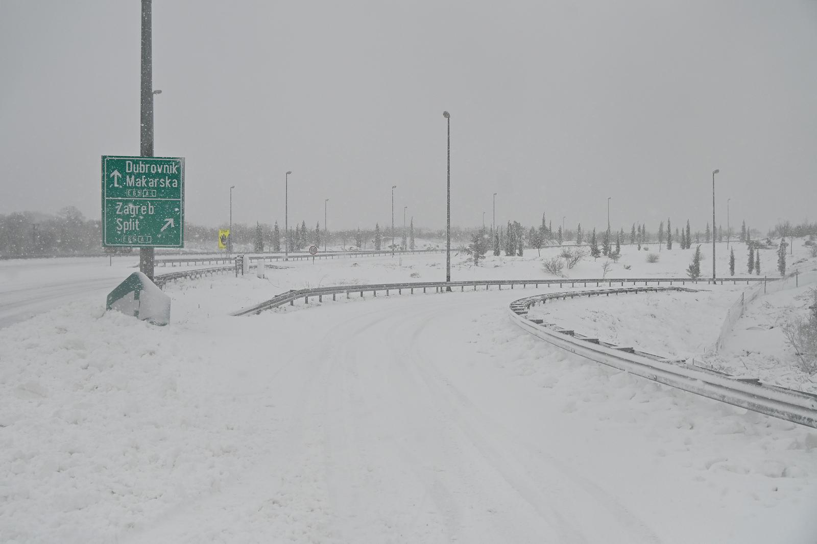 Nanosi snijega na autocesti A1 prema Dubrovniku Nanosi snijega na autocesti A1 prema Dubrovniku