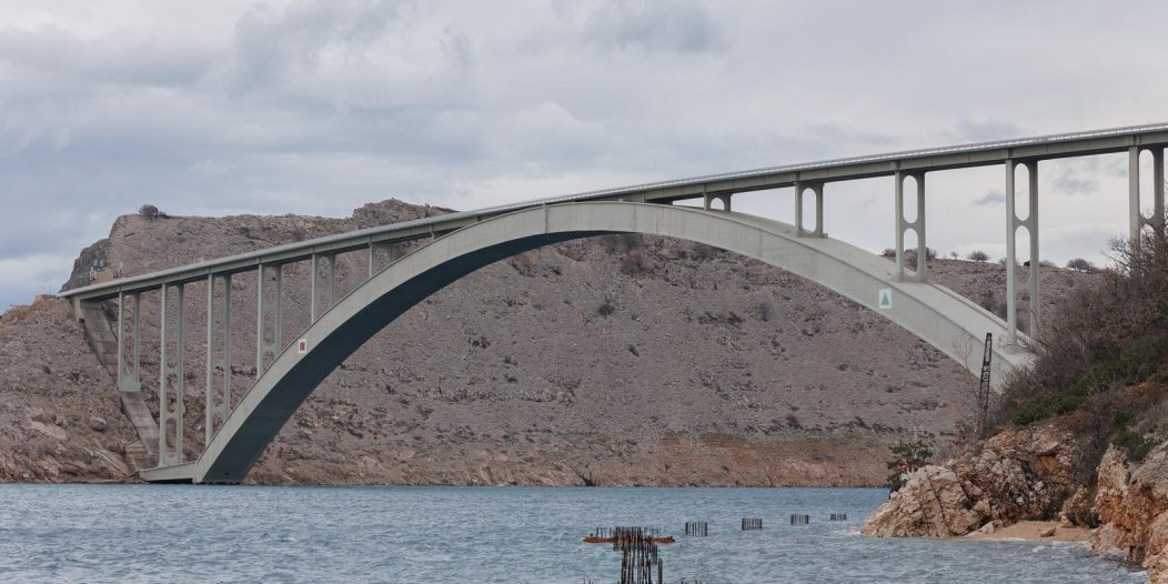 Zbog olujne bure Krčki most je do 9 sati ujutro bio zatvoren za sav promet Zbog olujne bure Krčki most je do 9 sati ujutro bio zatvoren za sav promet