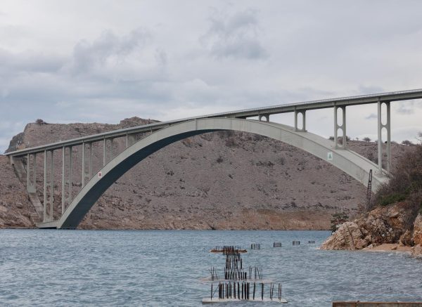 Zbog olujne bure Krčki most je do 9 sati ujutro bio zatvoren za sav promet