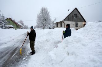 Snijeg okovao Delnice