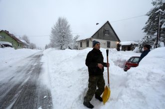 Snijeg okovao Delnice