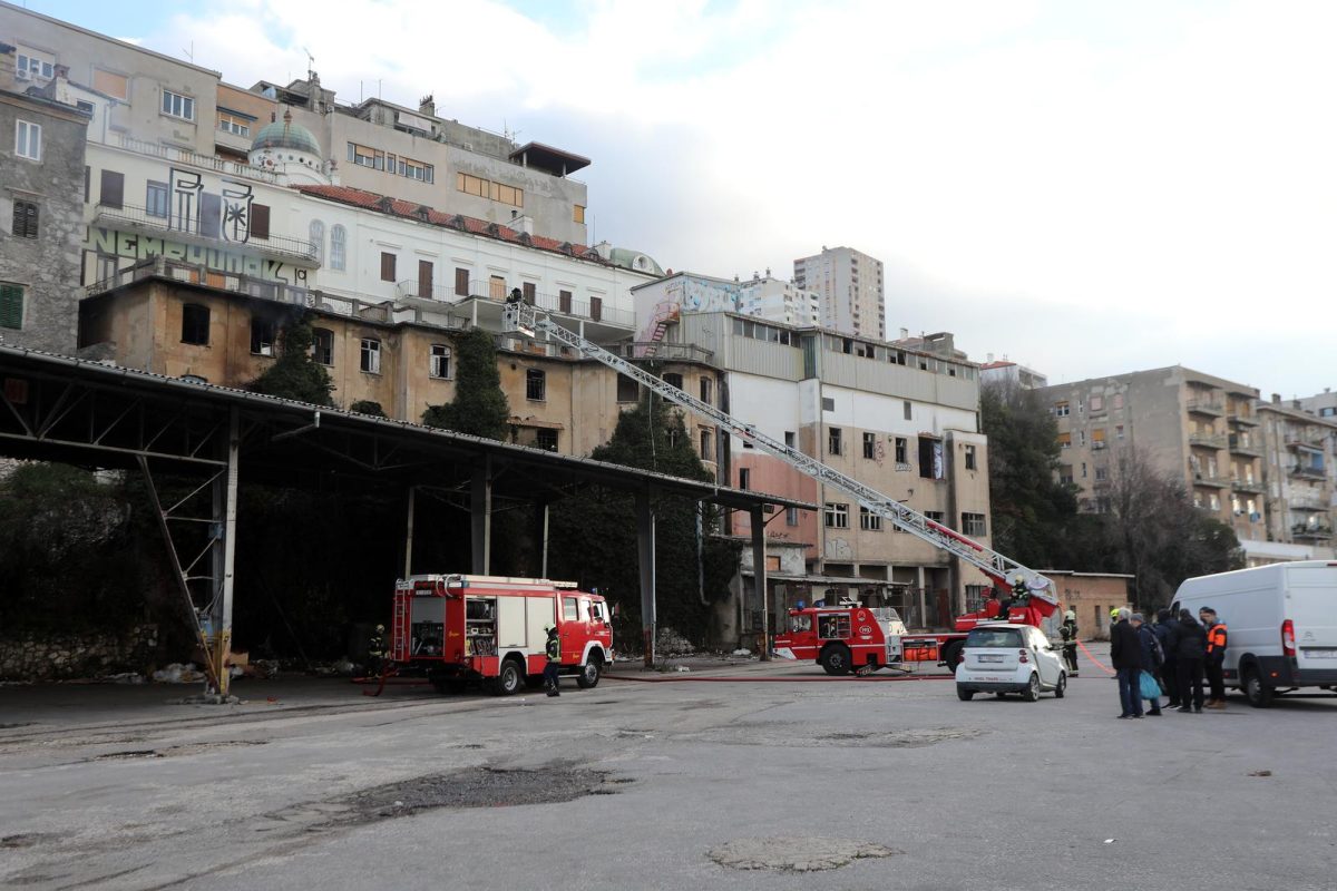 Rijeka: Vatrogasci ugasili požar napuštenog objekta koji često koriste beskućnici