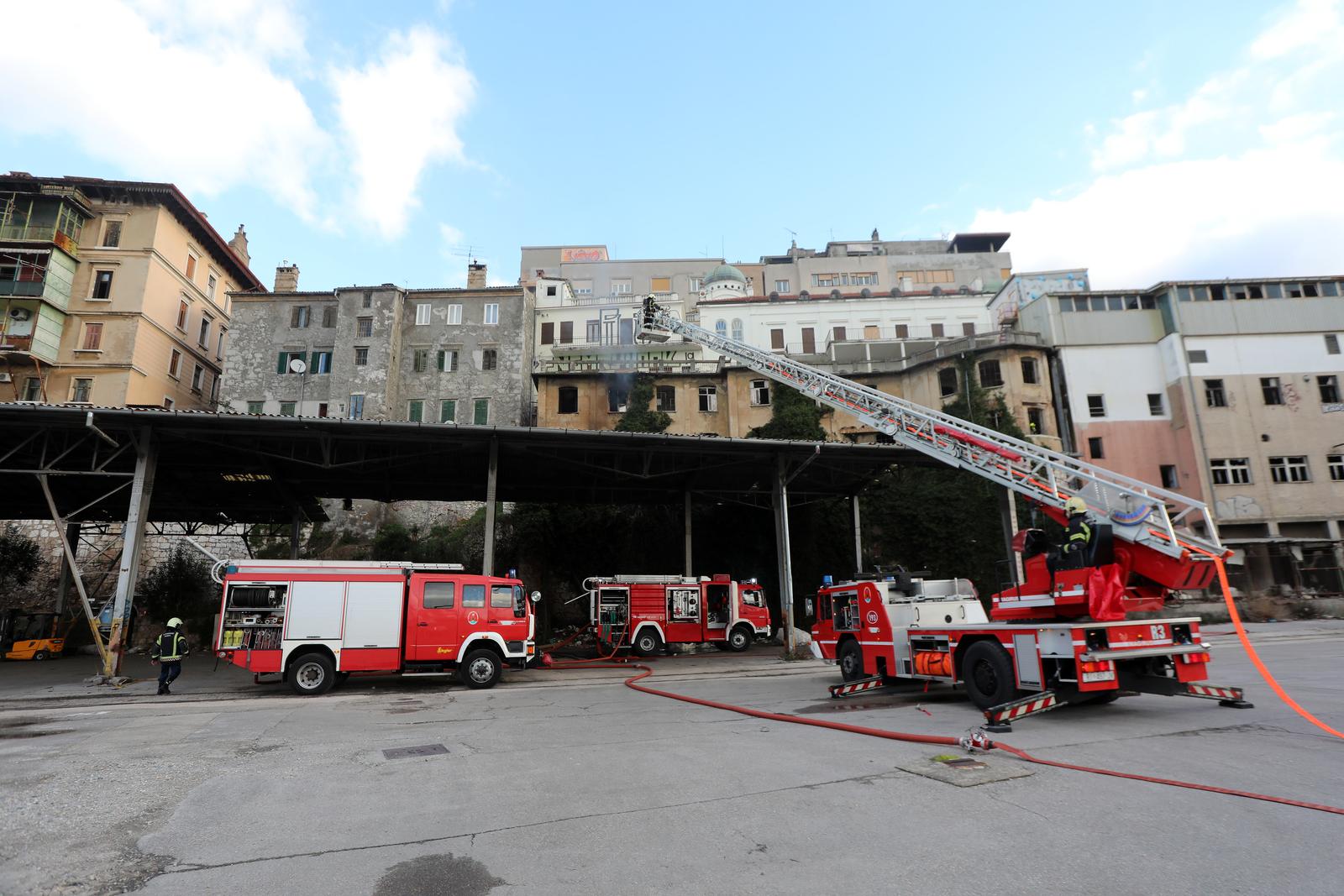 Rijeka: Vatrogasci ugasili požar napuštenog objekta koji često koriste beskućnici