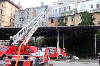 Rijeka: Vatrogasci ugasili požar napuštenog objekta koji često koriste beskućnici