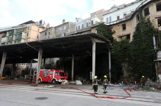 Rijeka: Vatrogasci ugasili požar napuštenog objekta koji često koriste beskućnici