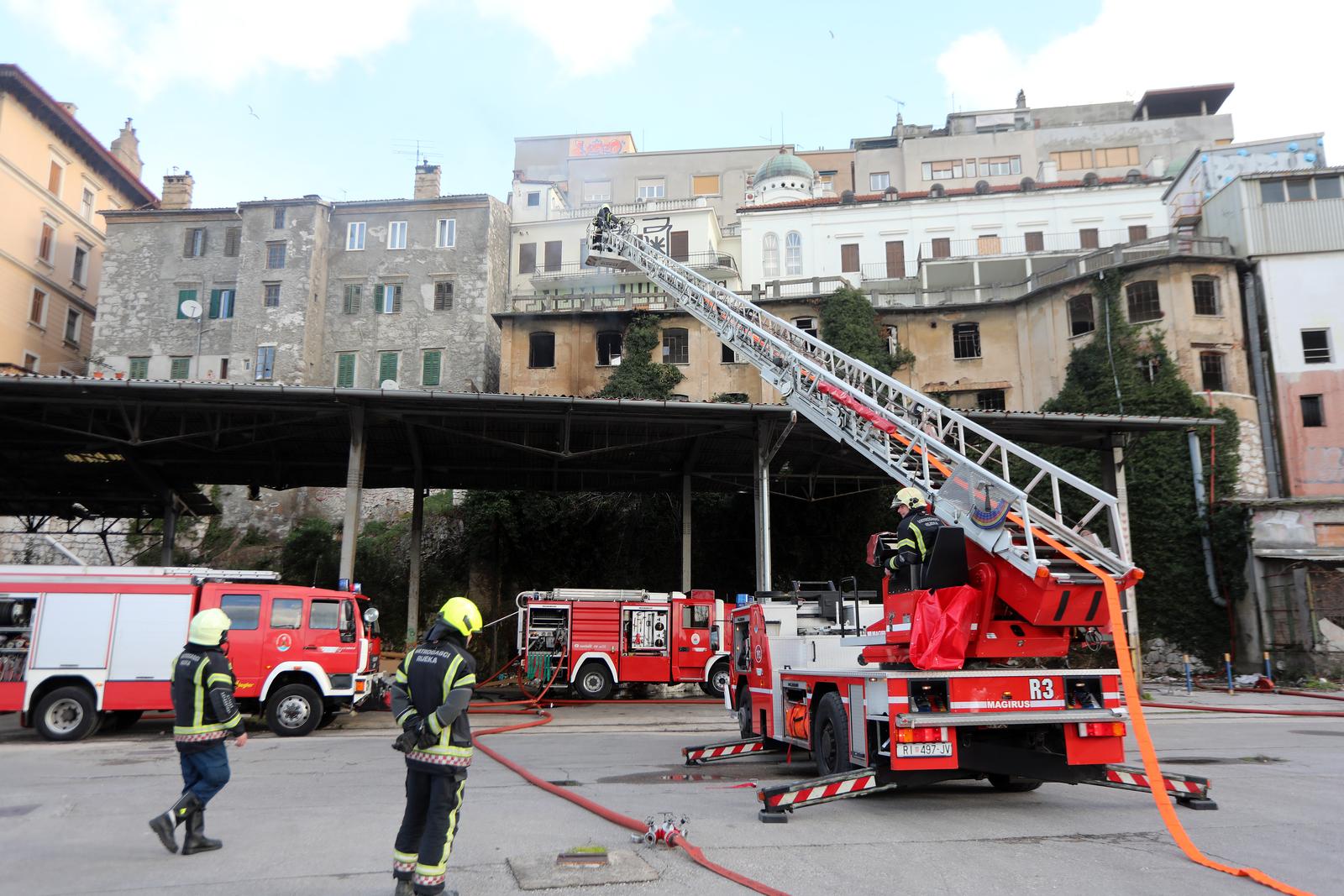 Rijeka: Vatrogasci ugasili požar napuštenog objekta koji često koriste beskućnici