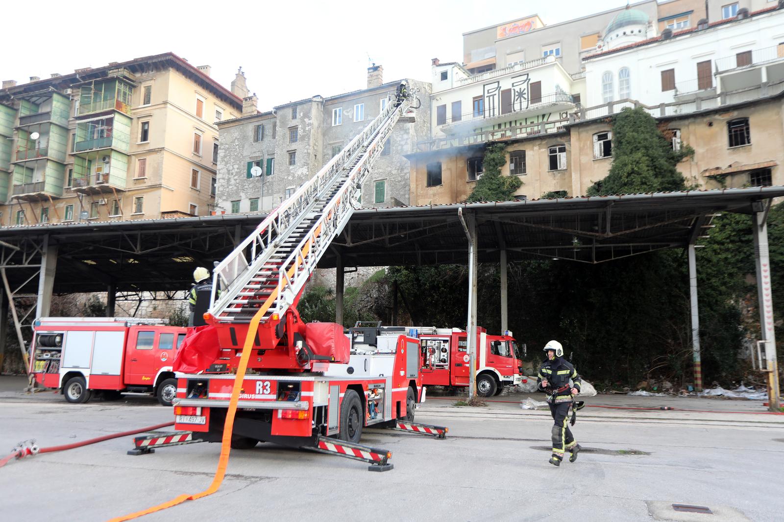 Rijeka: Vatrogasci ugasili požar napuštenog objekta koji često koriste beskućnici