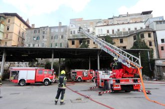 Rijeka: Vatrogasci ugasili požar napuštenog objekta koji često koriste beskućnici