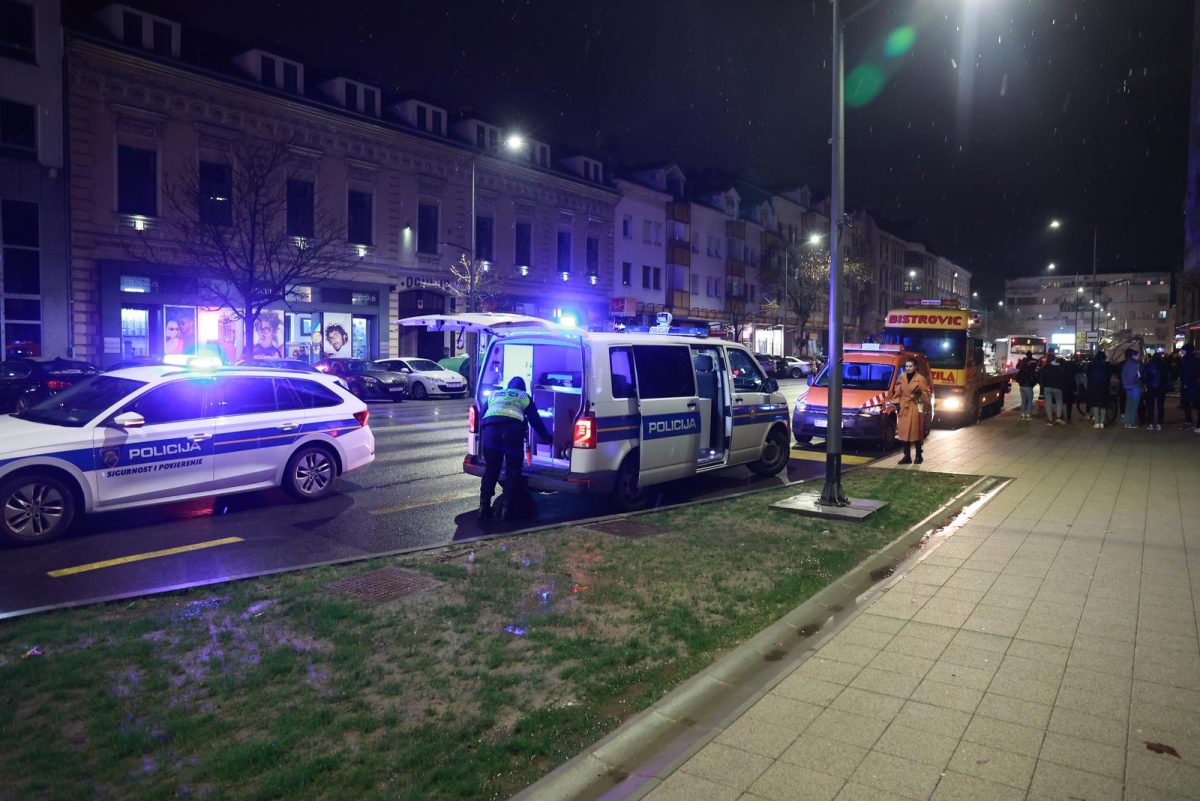Kaos u centru Osijeka: BMW-om pokosio autobusnu stanicu,