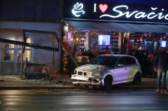 Kaos u centru Osijeka: BMW-om pokosio autobusnu stanicu,