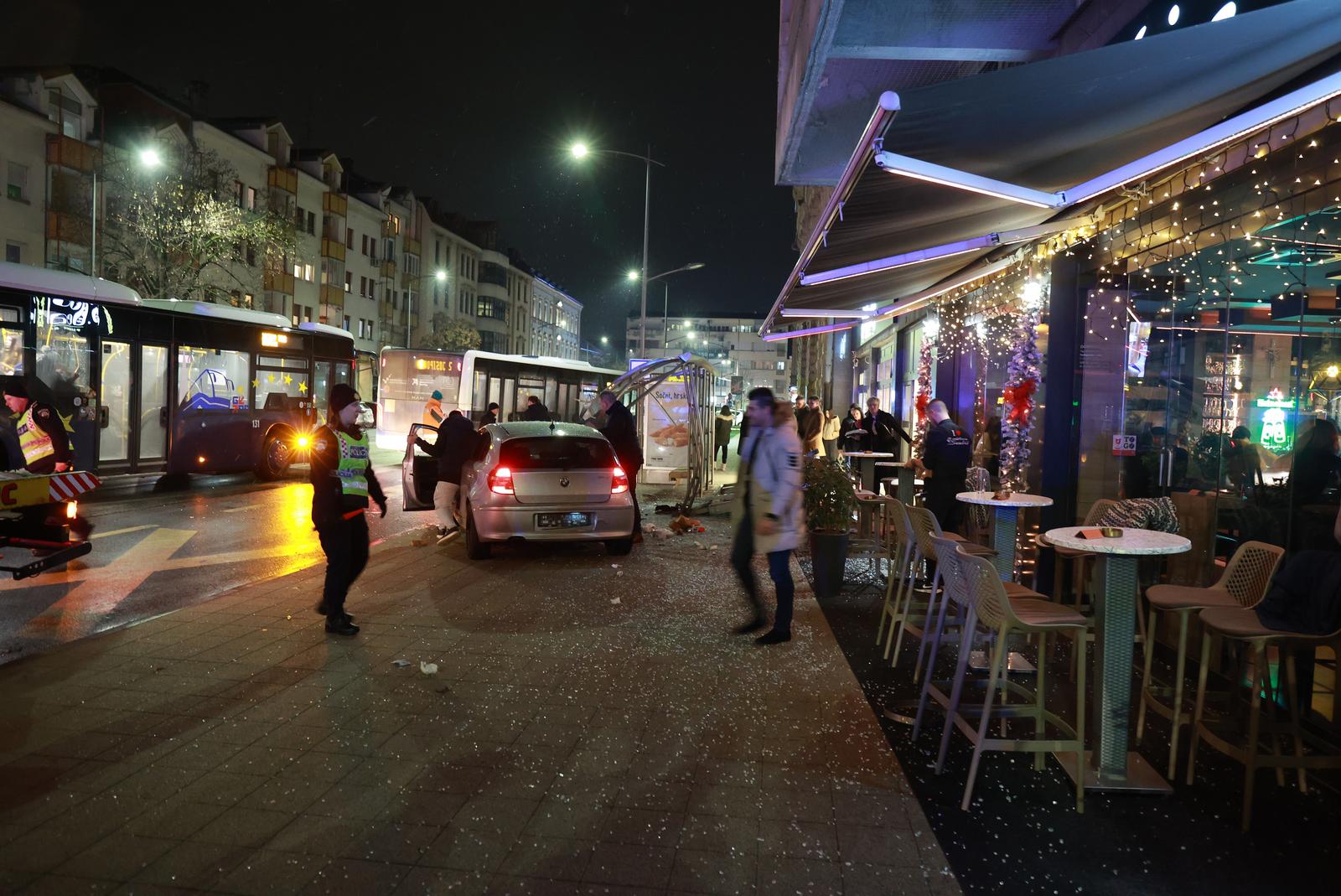 Kaos u centru Osijeka: BMW-om pokosio autobusnu stanicu, Kaos u centru Osijeka: BMW-om pokosio autobusnu stanicu,