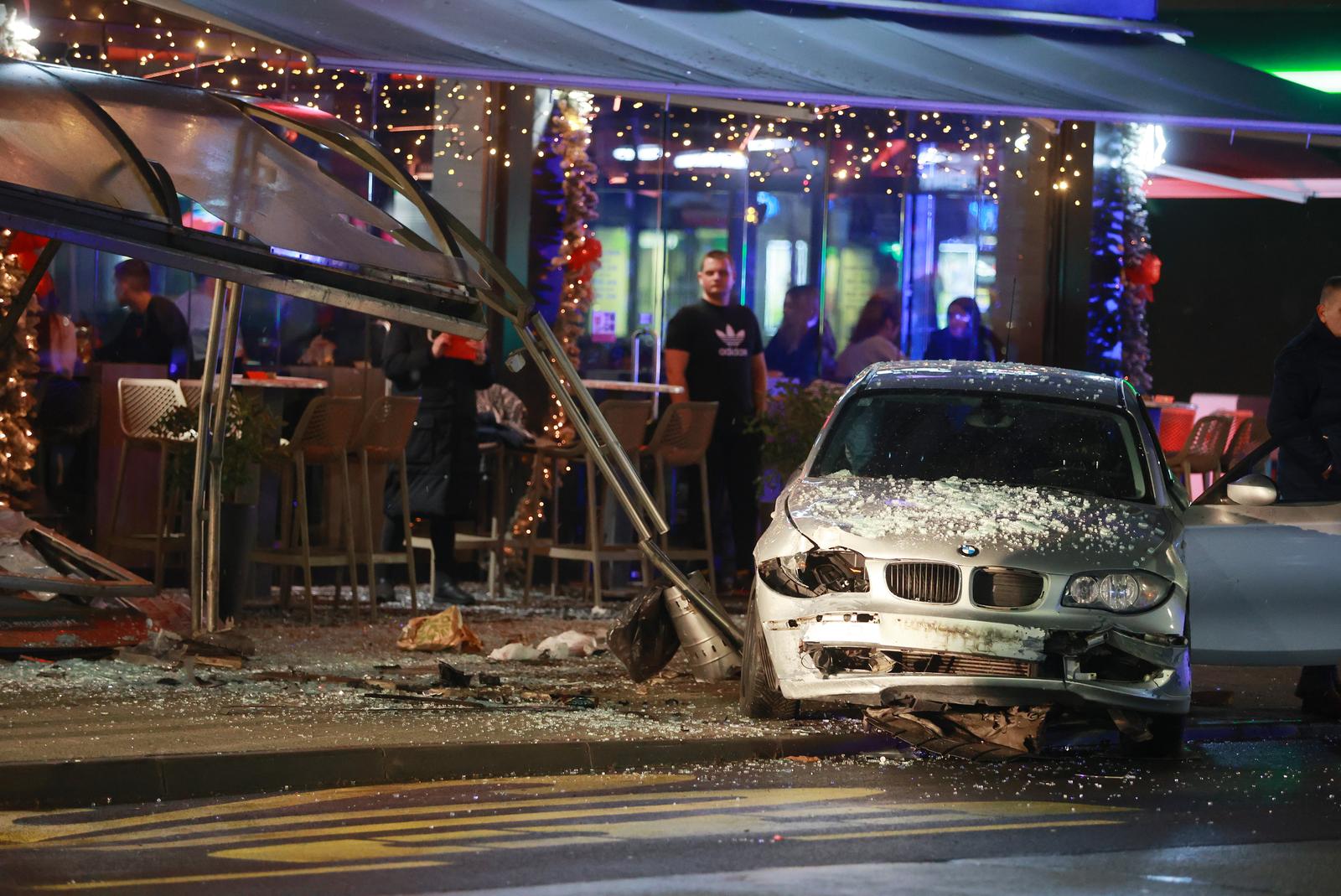 Kaos u centru Osijeka: BMW-om pokosio autobusnu stanicu, Kaos u centru Osijeka: BMW-om pokosio autobusnu stanicu,