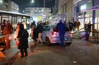 Kaos u centru Osijeka: BMW-om pokosio autobusnu stanicu,