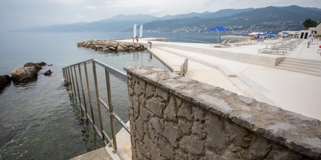 Rijeka: Plaža hotela Hilton Costabella koja je u koncesiji ograđena je ogradom