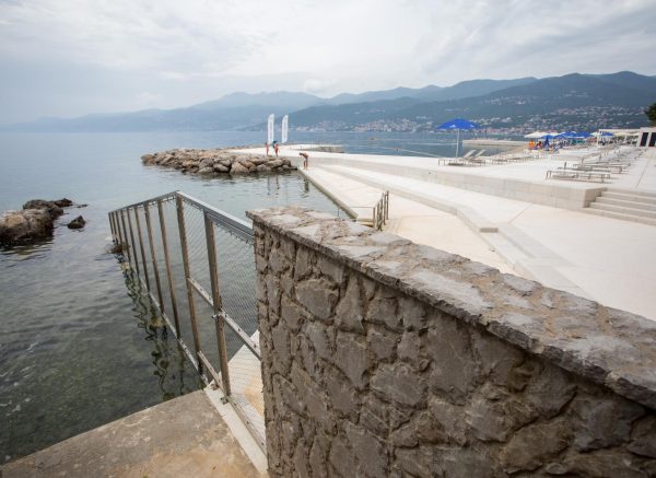 Rijeka: Plaža hotela Hilton Costabella koja je u koncesiji ograđena je ogradom Rijeka: Plaža hotela Hilton Costabella koja je u koncesiji ograđena je ogradom