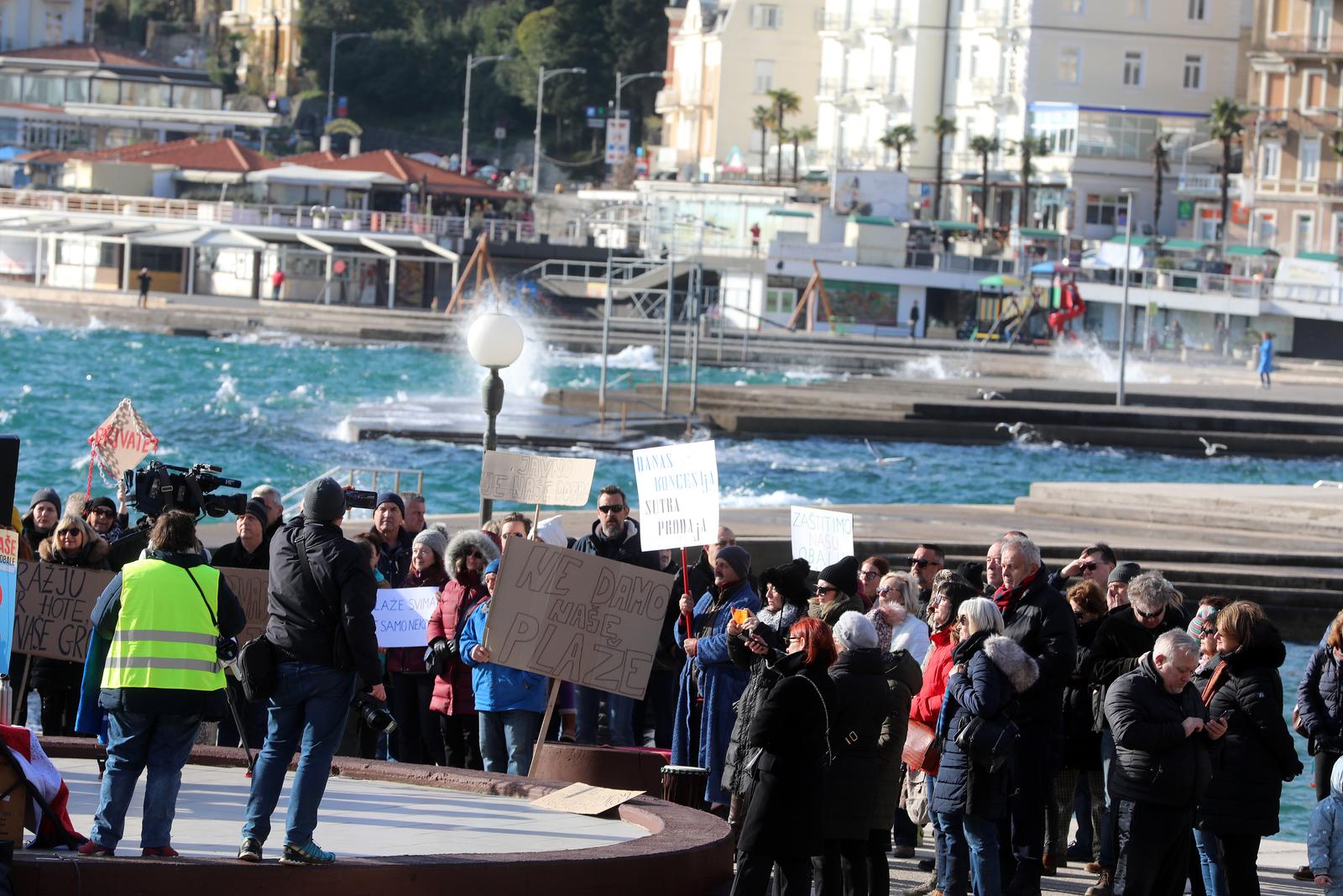 Opatija: Građani prosvjedovali protiv Prijedloga Zakona o pomorskom dobru i morskim lukama Opatija: Građani prosvjedovali protiv Prijedloga Zakona o pomorskom dobru i morskim lukama