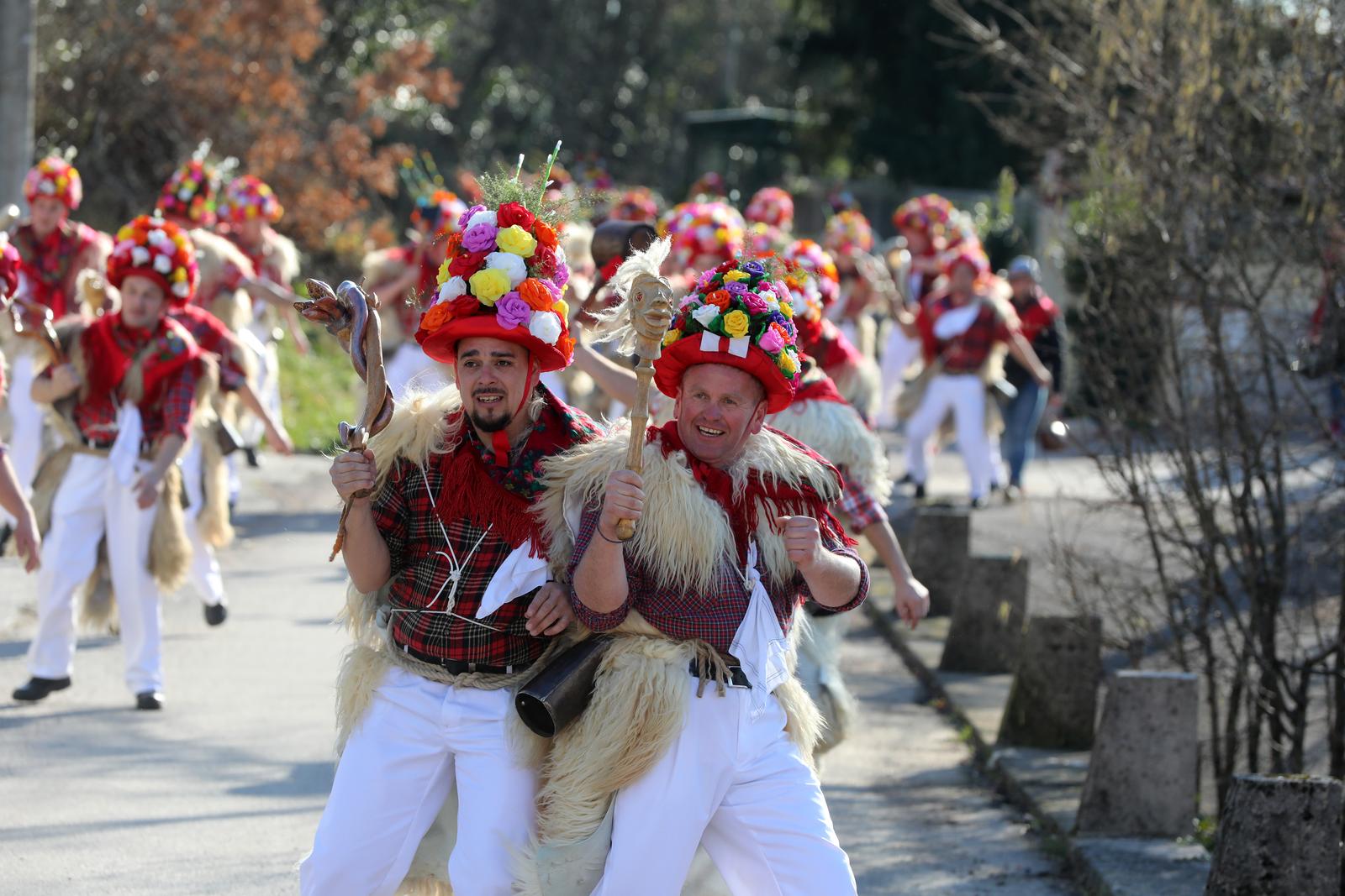 Matulji: Zvončarska skupina Vlahov breg s grupom maškara u obilasku sela u zaleđu Matulja Matulji: Zvončarska skupina Vlahov breg s grupom maškara u obilasku sela u zaleđu Matulja