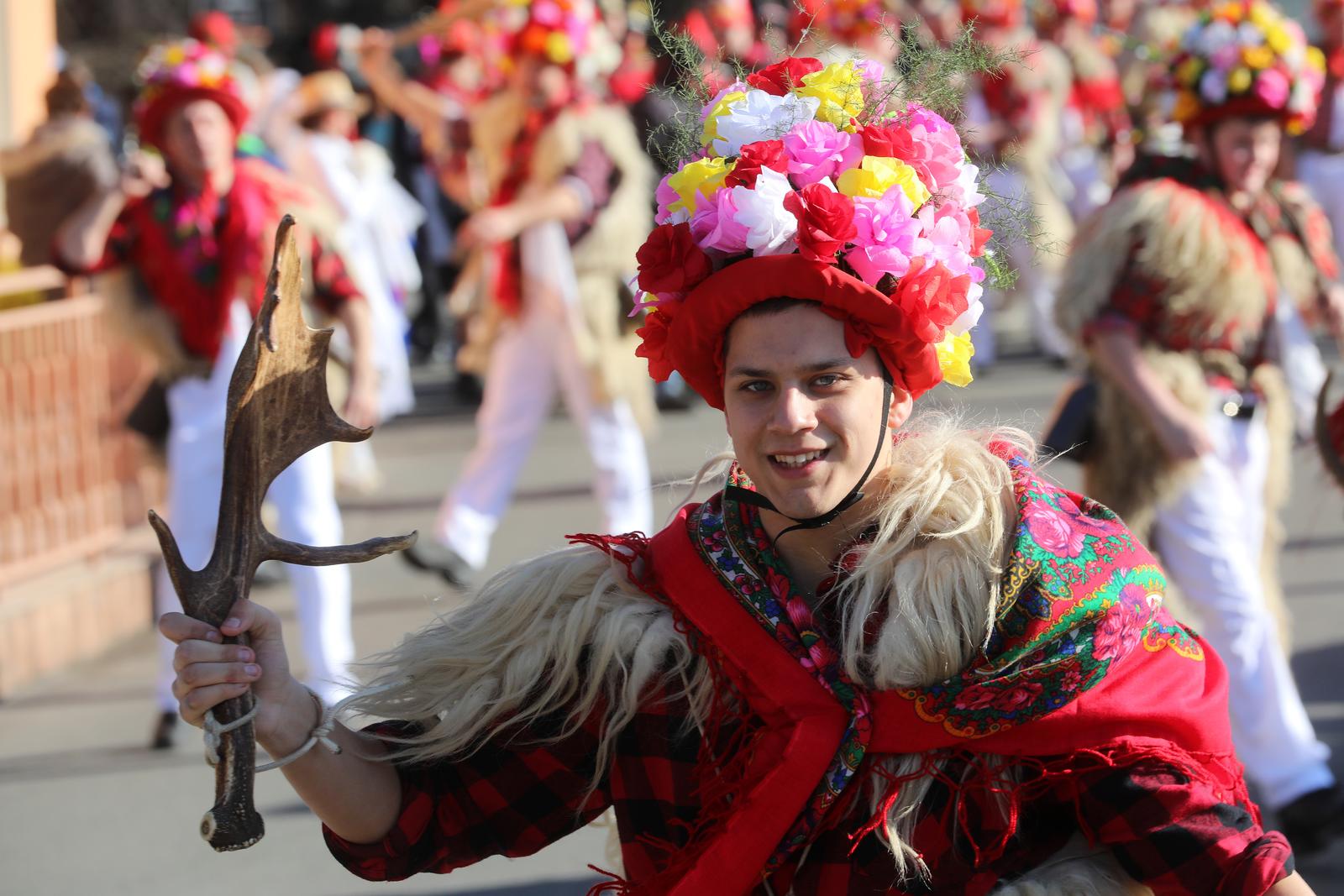 Matulji: Zvončarska skupina Vlahov breg s grupom maškara u obilasku sela u zaleđu Matulja Matulji: Zvončarska skupina Vlahov breg s grupom maškara u obilasku sela u zaleđu Matulja