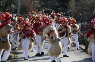 Matulji: Zvončarska skupina Vlahov breg s grupom maškara u obilasku sela u zaleđu Matulja