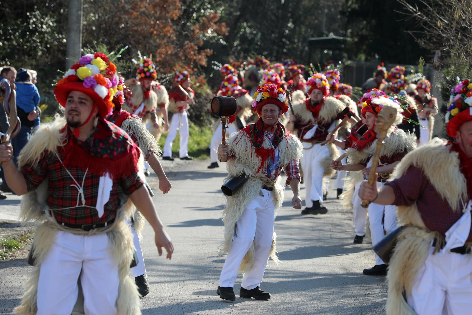 Matulji: Zvončarska skupina Vlahov breg s grupom maškara u obilasku sela u zaleđu Matulja Matulji: Zvončarska skupina Vlahov breg s grupom maškara u obilasku sela u zaleđu Matulja