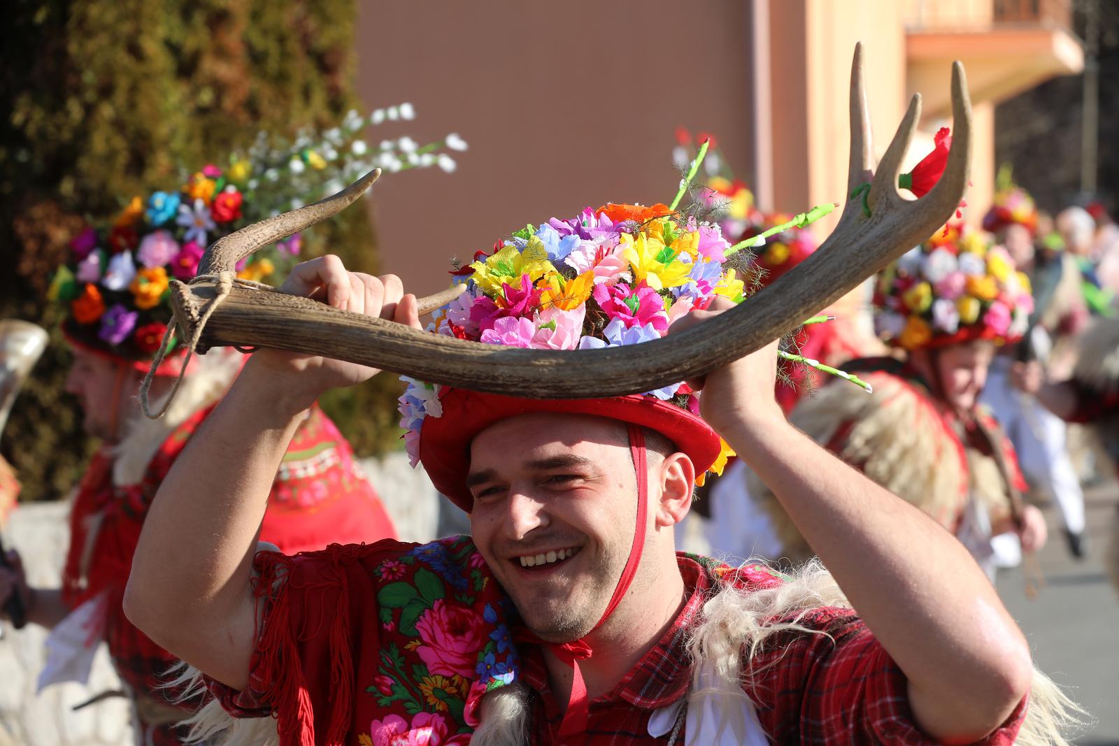 Matulji: Zvončarska skupina Vlahov breg s grupom maškara u obilasku sela u zaleđu Matulja Matulji: Zvončarska skupina Vlahov breg s grupom maškara u obilasku sela u zaleđu Matulja