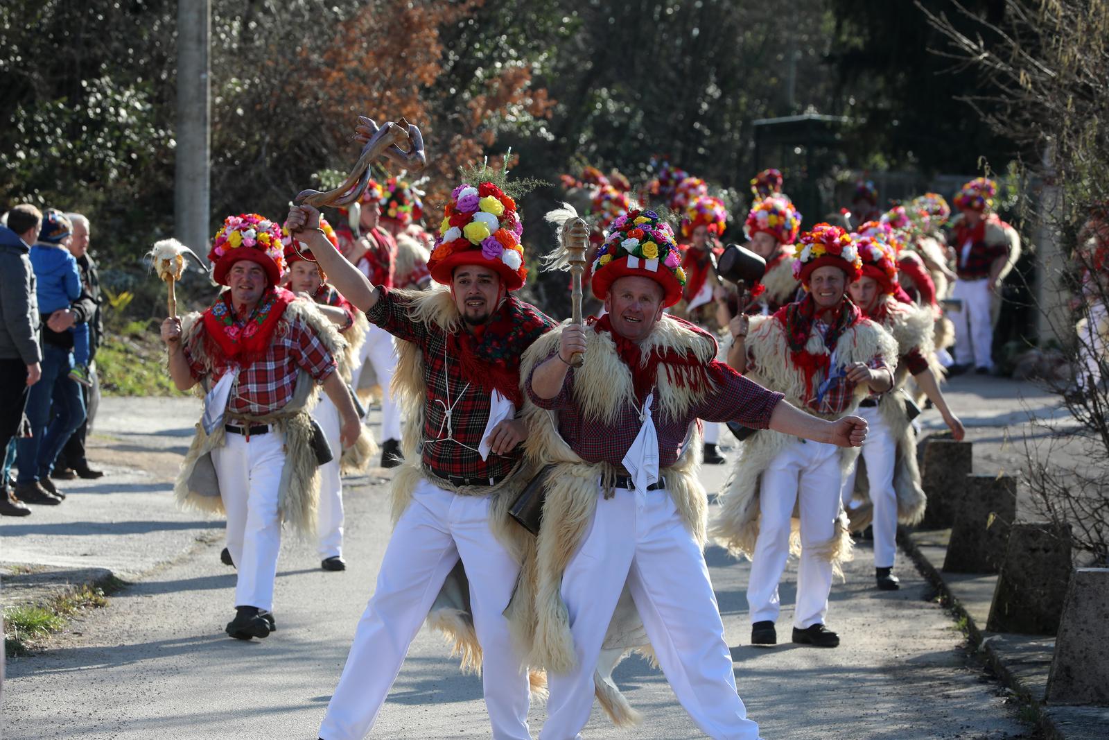 Matulji: Zvončarska skupina Vlahov breg s grupom maškara u obilasku sela u zaleđu Matulja Matulji: Zvončarska skupina Vlahov breg s grupom maškara u obilasku sela u zaleđu Matulja