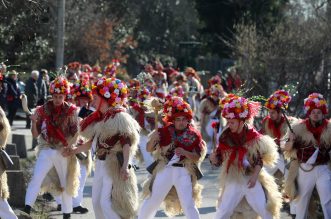 Matulji: Zvončarska skupina Vlahov breg s grupom maškara u obilasku sela u zaleđu Matulja