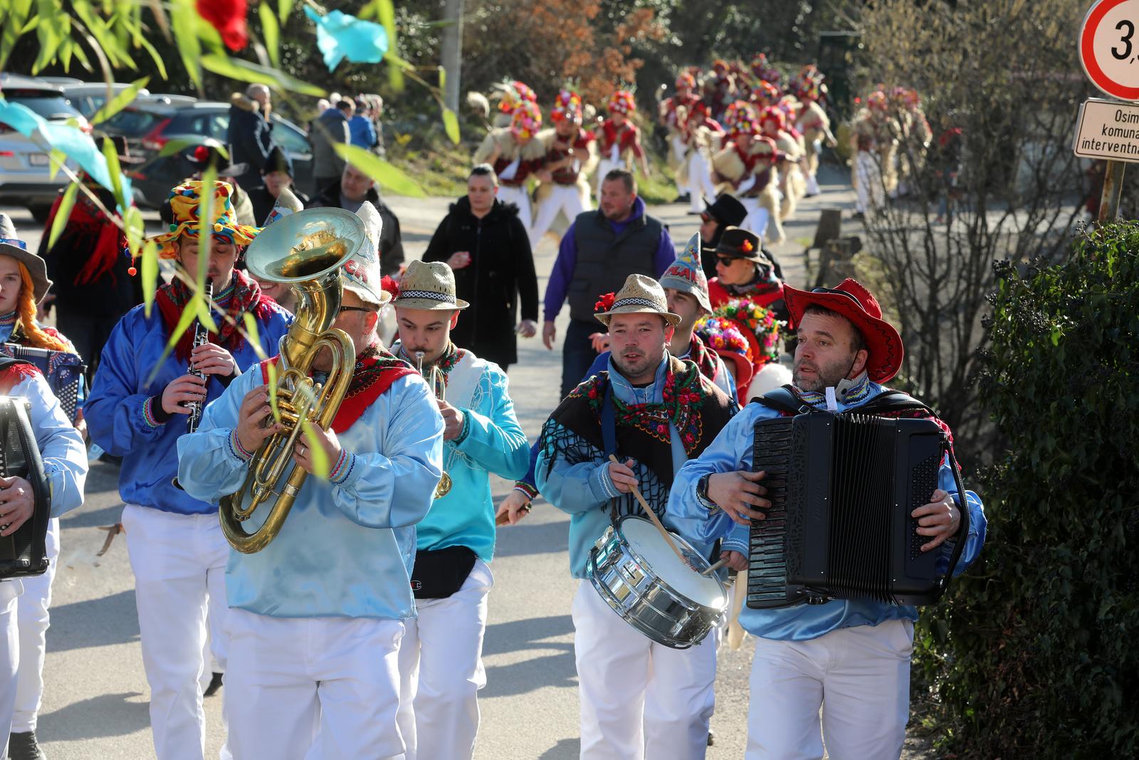 Matulji: Zvončarska skupina Vlahov breg s grupom maškara u obilasku sela u zaleđu Matulja Matulji: Zvončarska skupina Vlahov breg s grupom maškara u obilasku sela u zaleđu Matulja