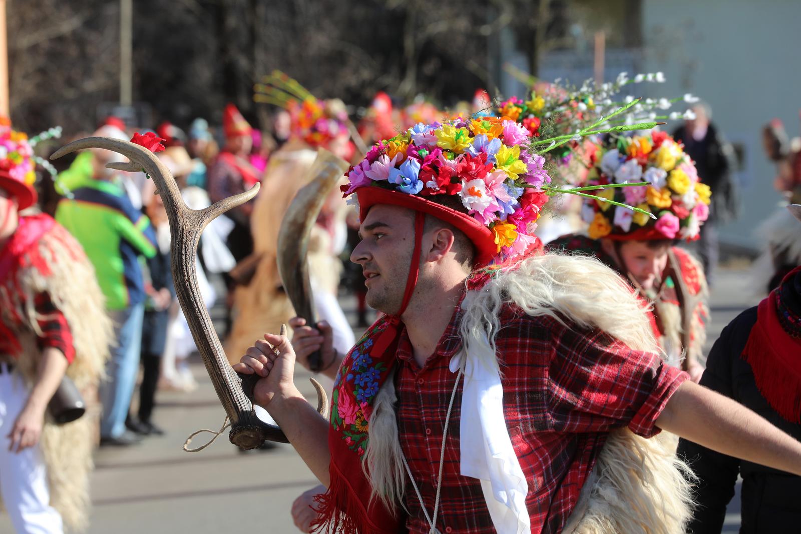 Matulji: Zvončarska skupina Vlahov breg s grupom maškara u obilasku sela u zaleđu Matulja Matulji: Zvončarska skupina Vlahov breg s grupom maškara u obilasku sela u zaleđu Matulja