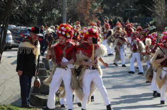 Matulji: Zvončarska skupina Vlahov breg s grupom maškara u obilasku sela u zaleđu Matulja