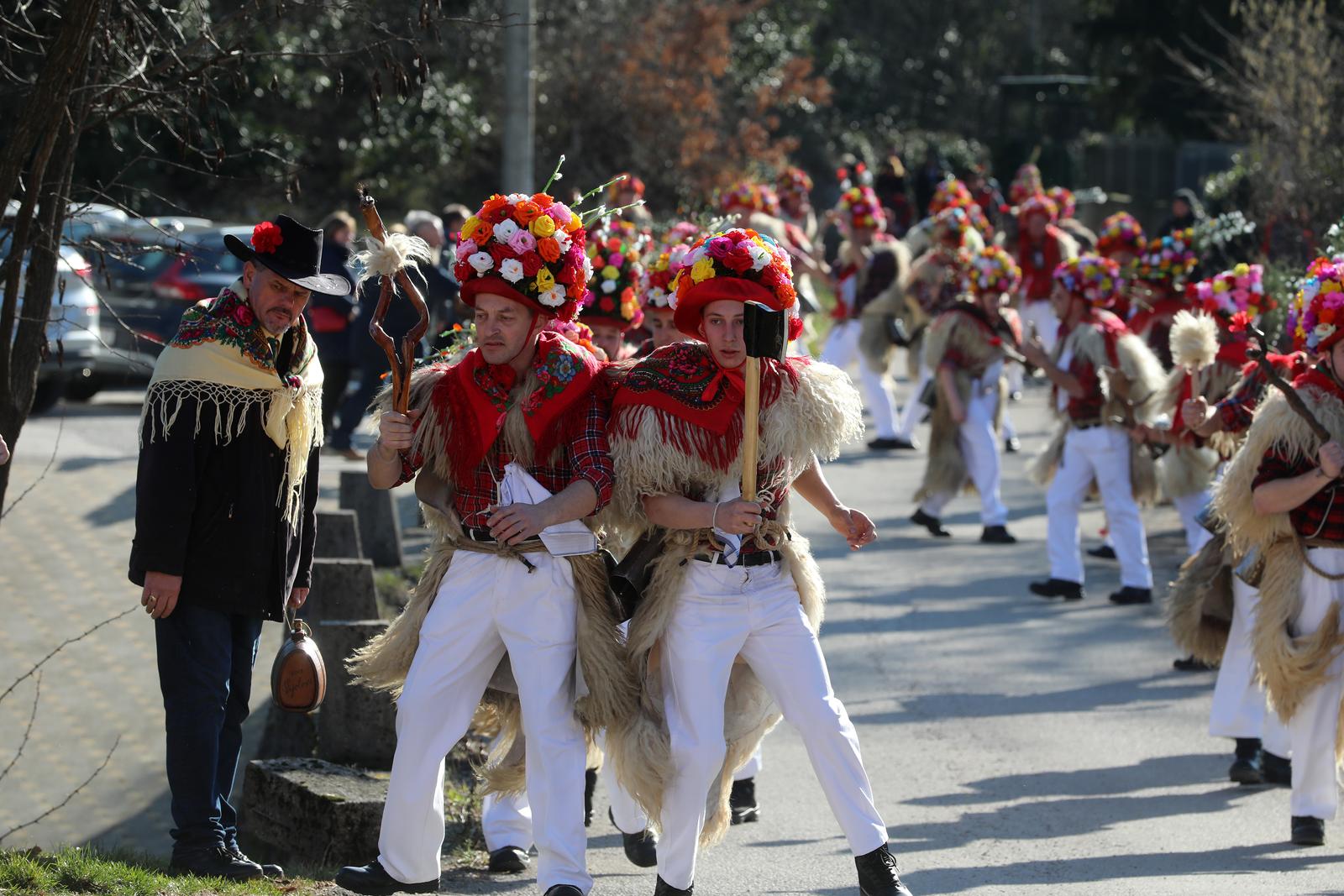Matulji: Zvončarska skupina Vlahov breg s grupom maškara u obilasku sela u zaleđu Matulja Matulji: Zvončarska skupina Vlahov breg s grupom maškara u obilasku sela u zaleđu Matulja