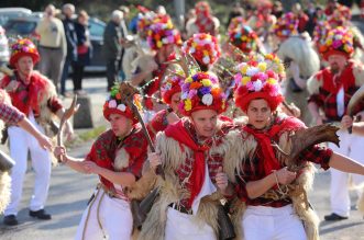 Matulji: Zvončarska skupina Vlahov breg s grupom maškara u obilasku sela u zaleđu Matulja