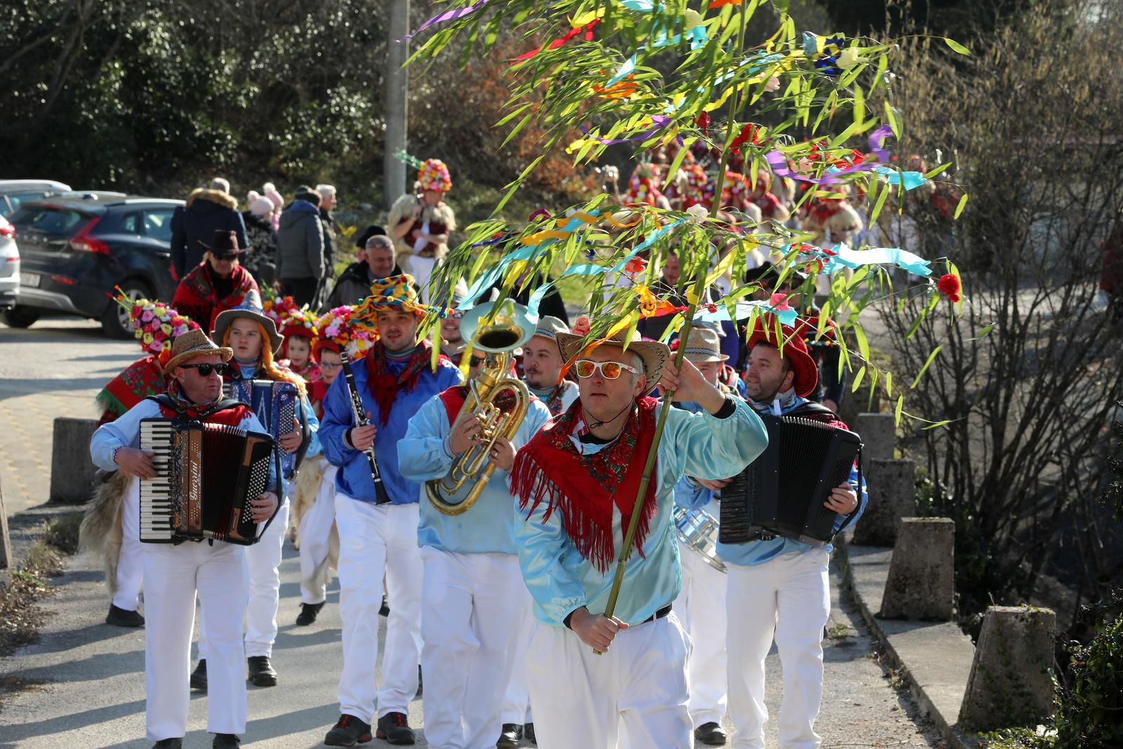 Matulji: Zvončarska skupina Vlahov breg s grupom maškara u obilasku sela u zaleđu Matulja Matulji: Zvončarska skupina Vlahov breg s grupom maškara u obilasku sela u zaleđu Matulja