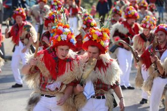 Matulji: Zvončarska skupina Vlahov breg s grupom maškara u obilasku sela u zaleđu Matulja